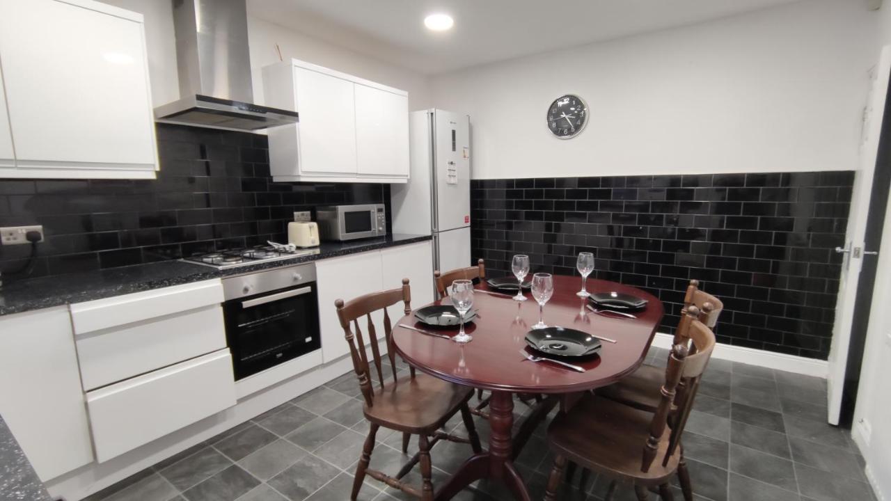 Lovely 2 Bedroom House Worsley Bagian luar foto