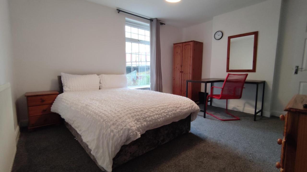 Lovely 2 Bedroom House Worsley Bagian luar foto