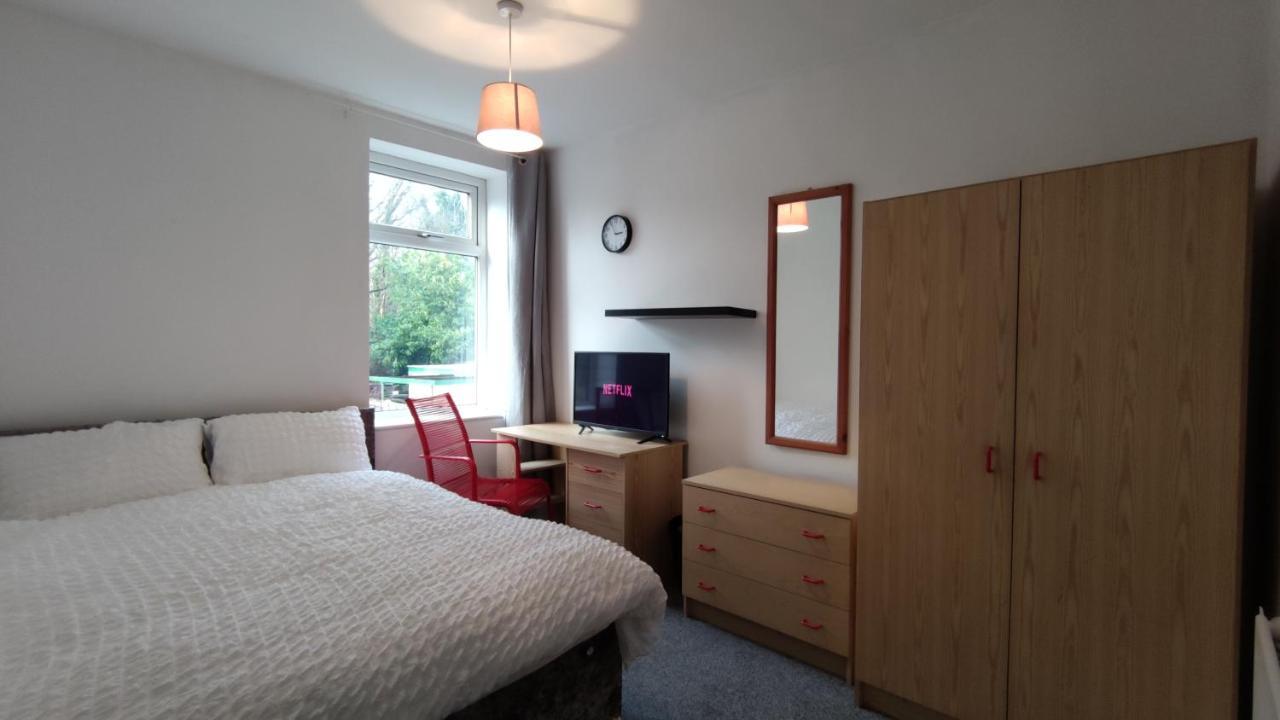 Lovely 2 Bedroom House Worsley Bagian luar foto